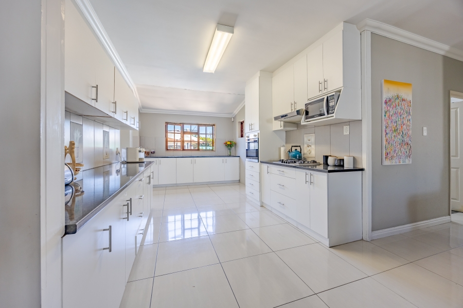 5 Bedroom Property for Sale in Bothasig Western Cape